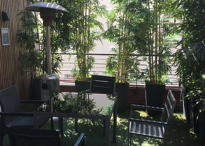 Au 30 Centre Grand Palais 4*